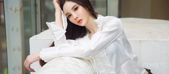 高冷气质冰美人，新疆女生阿依努尔瓦娅气质街拍写真集
