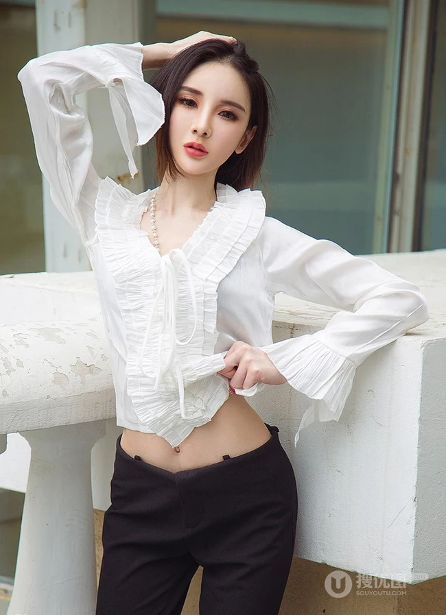 高冷气质冰美人，新疆女生阿依努尔瓦娅气质街拍写真集