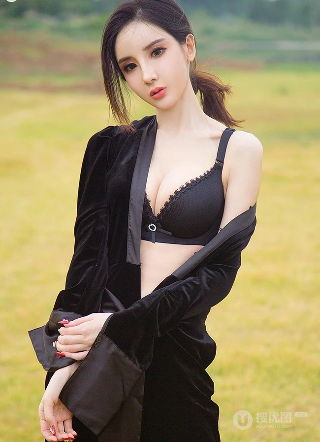 高冷气质冰美人，新疆女生阿依努尔瓦娅气质街拍写真集