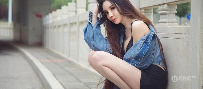 高冷气质冰美人，新疆女生阿依努尔瓦娅气质街拍写真集