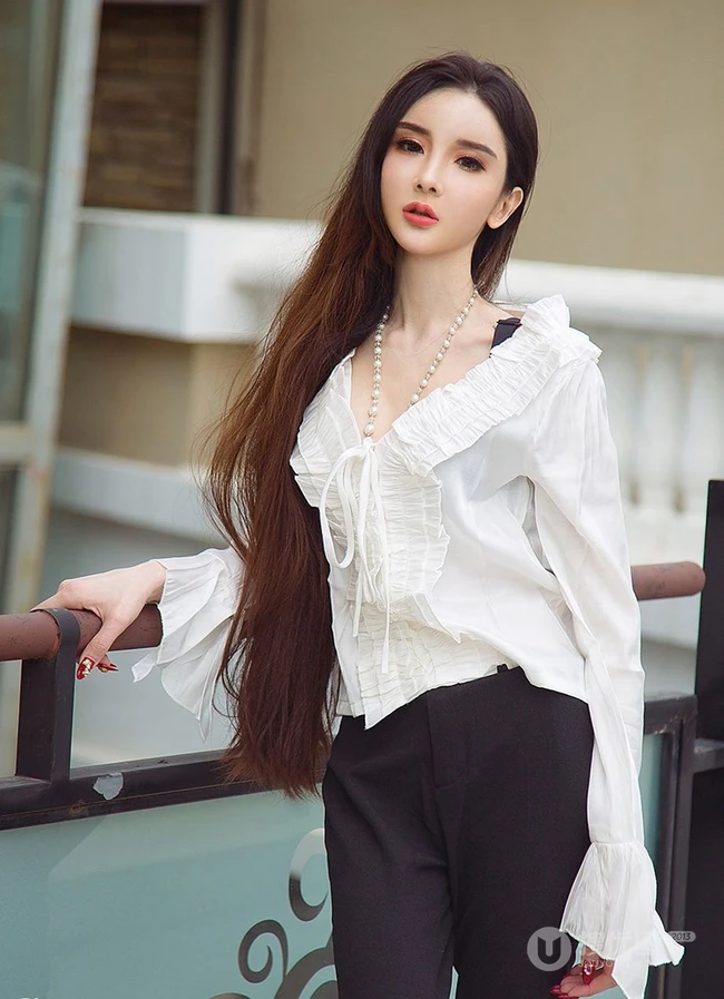 高冷气质冰美人，新疆女生阿依努尔瓦娅气质街拍写真集