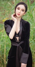 高冷气质冰美人，新疆女生阿依努尔瓦娅气质街拍写真集