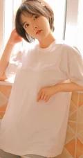 短发女生，小圆脸可爱俏丽短发女孩洗衣机前写真图片