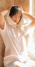 短发女生，小圆脸可爱俏丽短发女孩洗衣机前写真图片