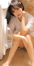 短发女生，小圆脸可爱俏丽短发女孩洗衣机前写真图片