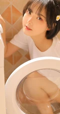 短发女生，小圆脸可爱俏丽短发女孩洗衣机前写真图片