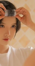 短发女生，小圆脸可爱俏丽短发女孩洗衣机前写真图片