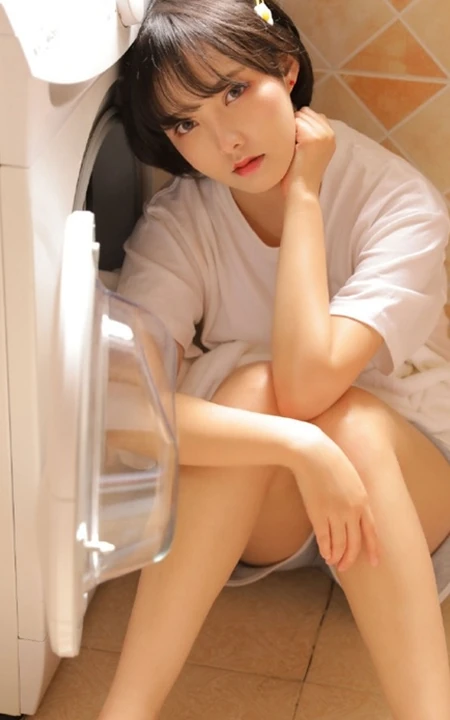 短发女生，小圆脸可爱俏丽短发女孩洗衣机前写真图片