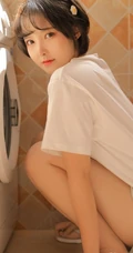 短发女生，小圆脸可爱俏丽短发女孩洗衣机前写真图片
