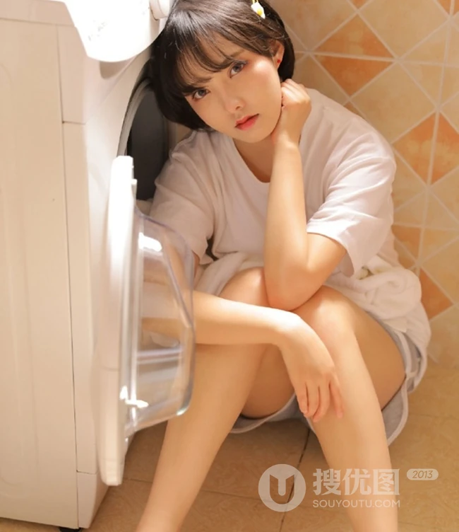 短发女生，小圆脸可爱俏丽短发女孩洗衣机前写真图片