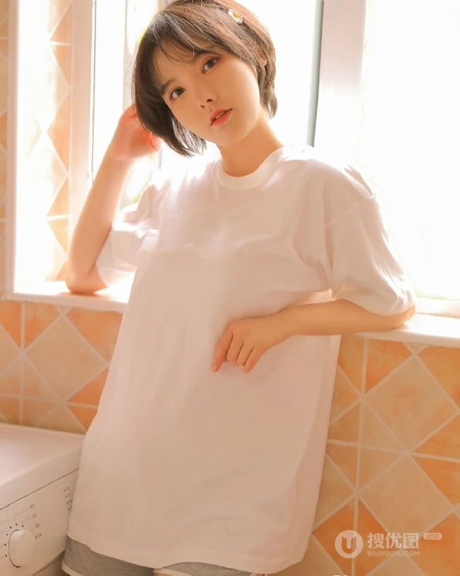 短发女生，小圆脸可爱俏丽短发女孩洗衣机前写真图片
