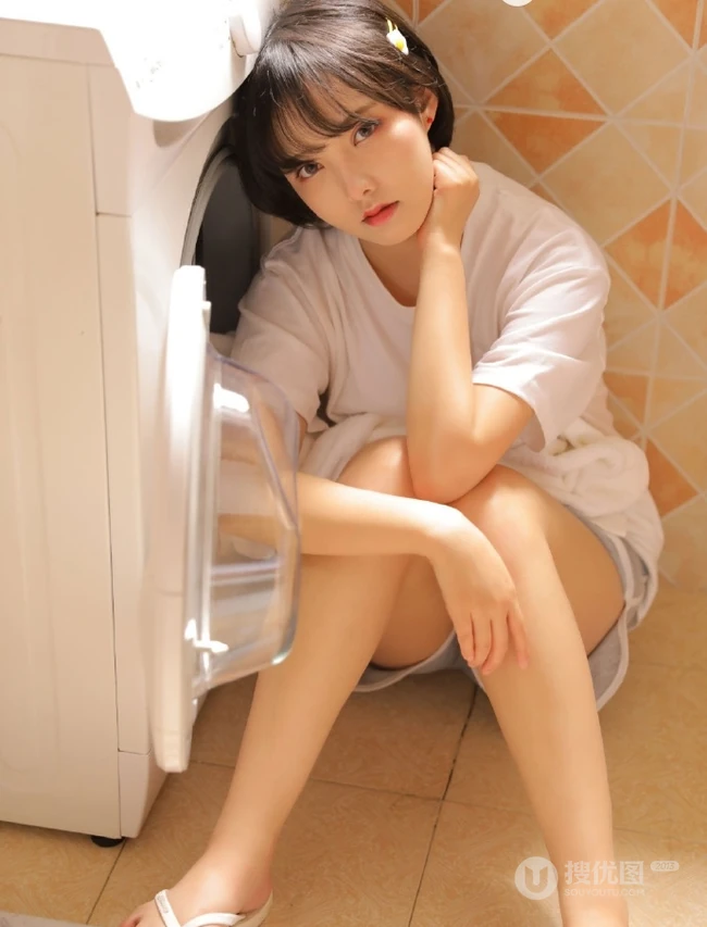 短发女生，小圆脸可爱俏丽短发女孩洗衣机前写真图片