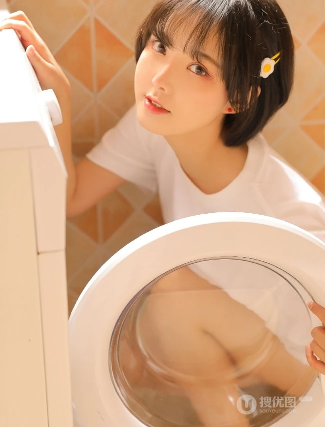 短发女生，小圆脸可爱俏丽短发女孩洗衣机前写真图片