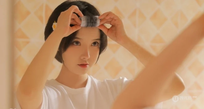 短发女生，小圆脸可爱俏丽短发女孩洗衣机前写真图片