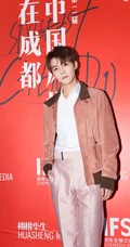 管栎粉棕系look出席活动，利落简约不失男孩的温柔魅力