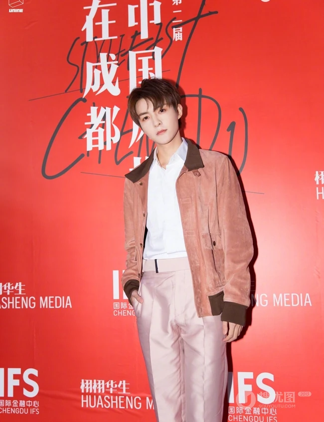 管栎粉棕系look出席活动，利落简约不失男孩的温柔魅力