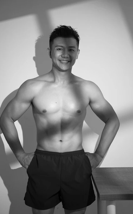 运动明星陈一冰微博晒写真，造型上身首秀肌肉，线条完美