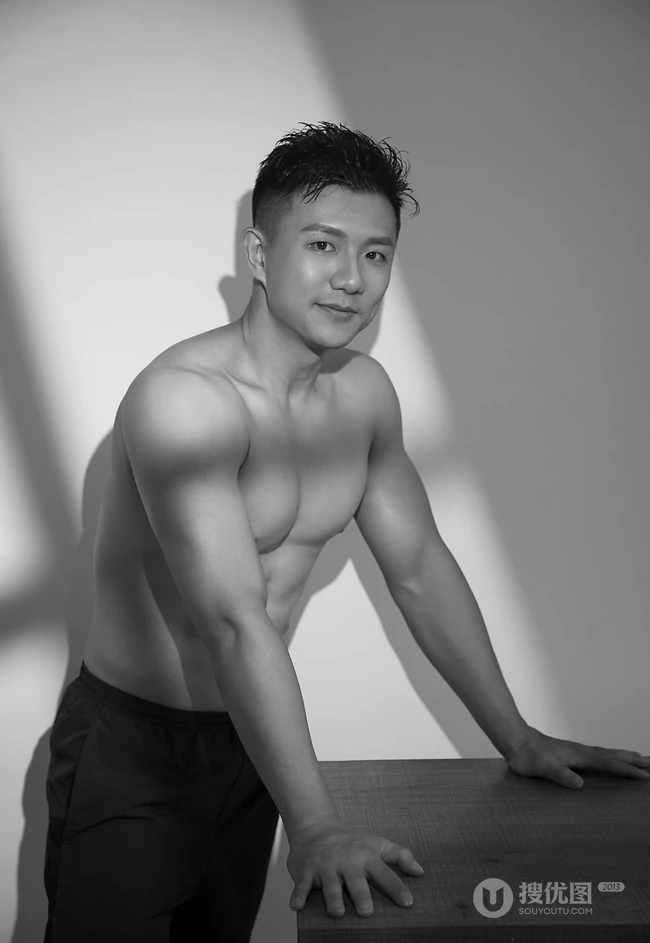运动明星陈一冰微博晒写真，造型上身首秀肌肉，线条完美