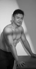 运动明星陈一冰微博晒写真，造型上身首秀肌肉，线条完美
