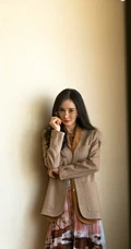 杨幂知性优雅戴眼镜可爱写真，小西装搭长裙清爽利落