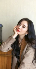 杨幂知性优雅戴眼镜可爱写真，小西装搭长裙清爽利落