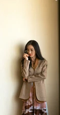 杨幂知性优雅戴眼镜可爱写真，小西装搭长裙清爽利落
