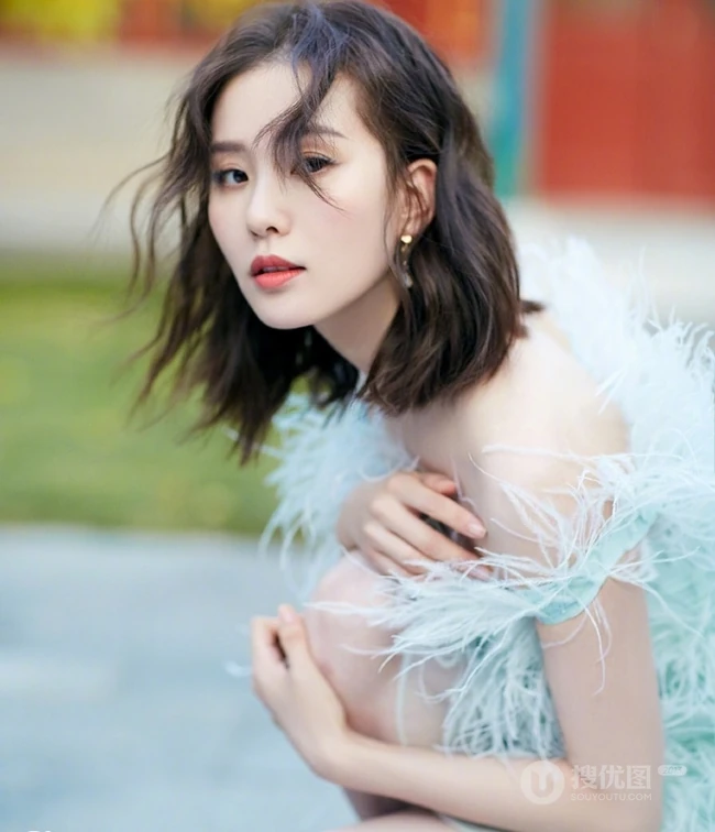 刘诗诗气质绒毛装连衣短裙出席活动写真图片