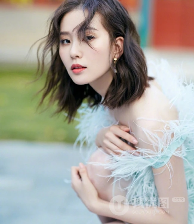刘诗诗气质绒毛装连衣短裙出席活动写真图片