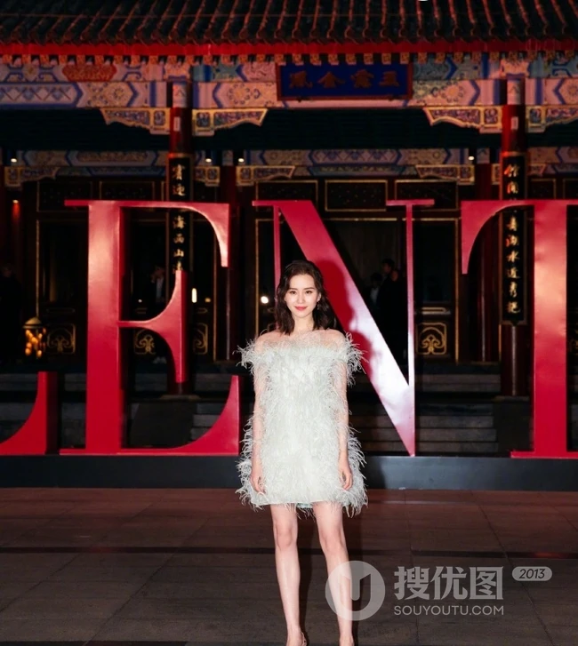 刘诗诗气质绒毛装连衣短裙出席活动写真图片