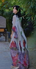 秦岚超美写真，一袭轻纱印花连衣长裙的秦岚户外写真图片