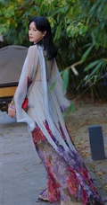 秦岚超美写真，一袭轻纱印花连衣长裙的秦岚户外写真图片