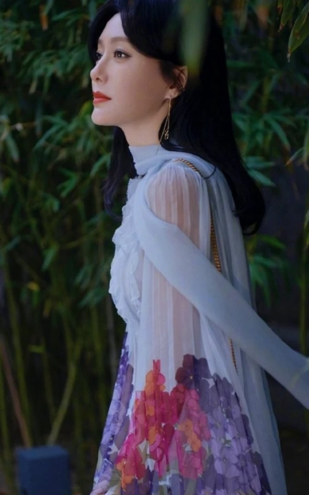 秦岚超美写真，一袭轻纱印花连衣长裙的秦岚户外写真图片