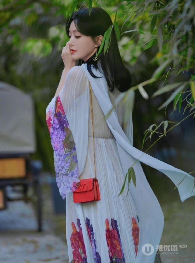 秦岚超美写真，一袭轻纱印花连衣长裙的秦岚户外写真图片