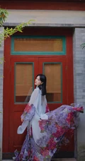 秦岚超美写真，一袭轻纱印花连衣长裙的秦岚户外写真图片