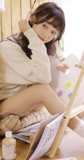 治愈系文艺女孩，闲来无事居家画画俏皮可爱写真图片