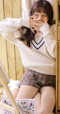 治愈系文艺女孩，闲来无事居家画画俏皮可爱写真图片