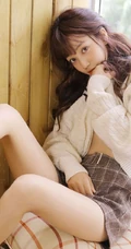 治愈系文艺女孩，闲来无事居家画画俏皮可爱写真图片