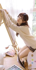 治愈系文艺女孩，闲来无事居家画画俏皮可爱写真图片