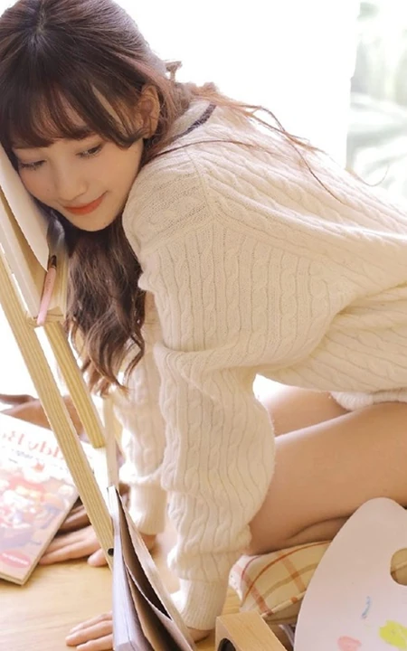 治愈系文艺女孩，闲来无事居家画画俏皮可爱写真图片