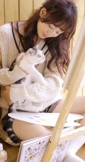 治愈系文艺女孩，闲来无事居家画画俏皮可爱写真图片