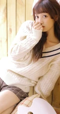 治愈系文艺女孩，闲来无事居家画画俏皮可爱写真图片