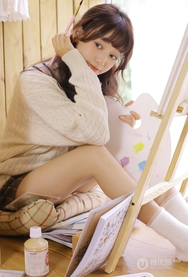 治愈系文艺女孩，闲来无事居家画画俏皮可爱写真图片