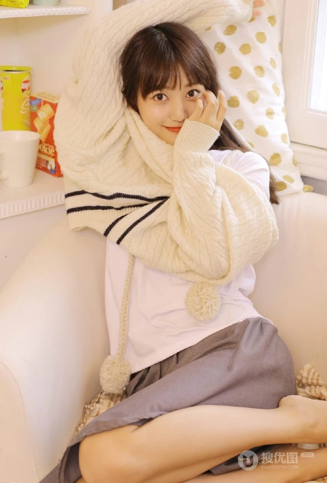 治愈系文艺女孩，闲来无事居家画画俏皮可爱写真图片
