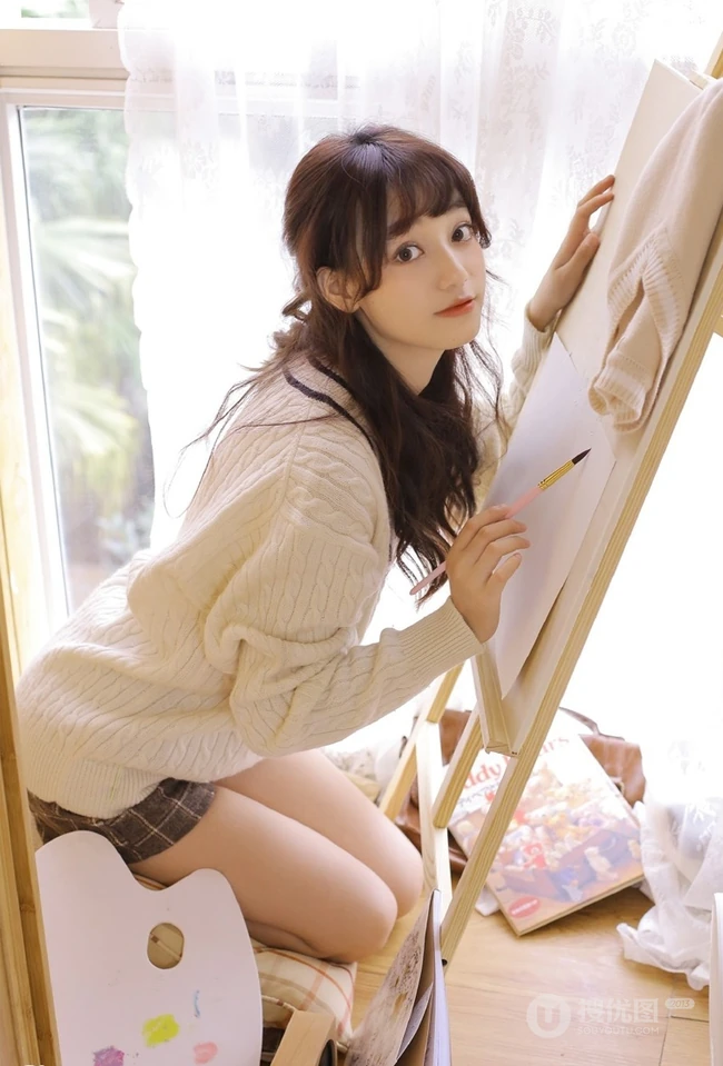 治愈系文艺女孩，闲来无事居家画画俏皮可爱写真图片