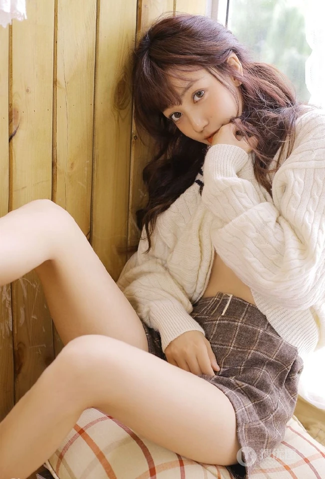 治愈系文艺女孩，闲来无事居家画画俏皮可爱写真图片