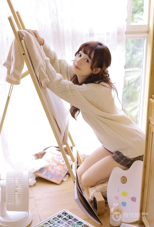 治愈系文艺女孩，闲来无事居家画画俏皮可爱写真图片