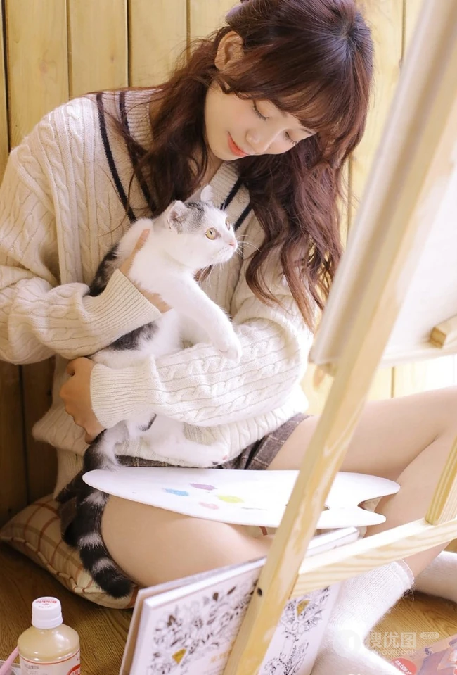 治愈系文艺女孩，闲来无事居家画画俏皮可爱写真图片
