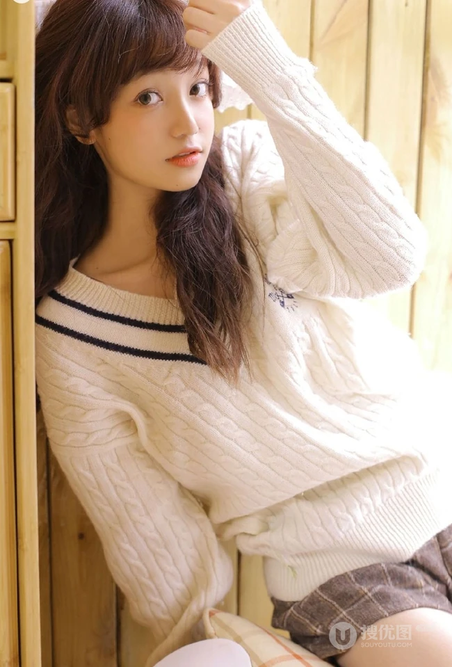 治愈系文艺女孩，闲来无事居家画画俏皮可爱写真图片