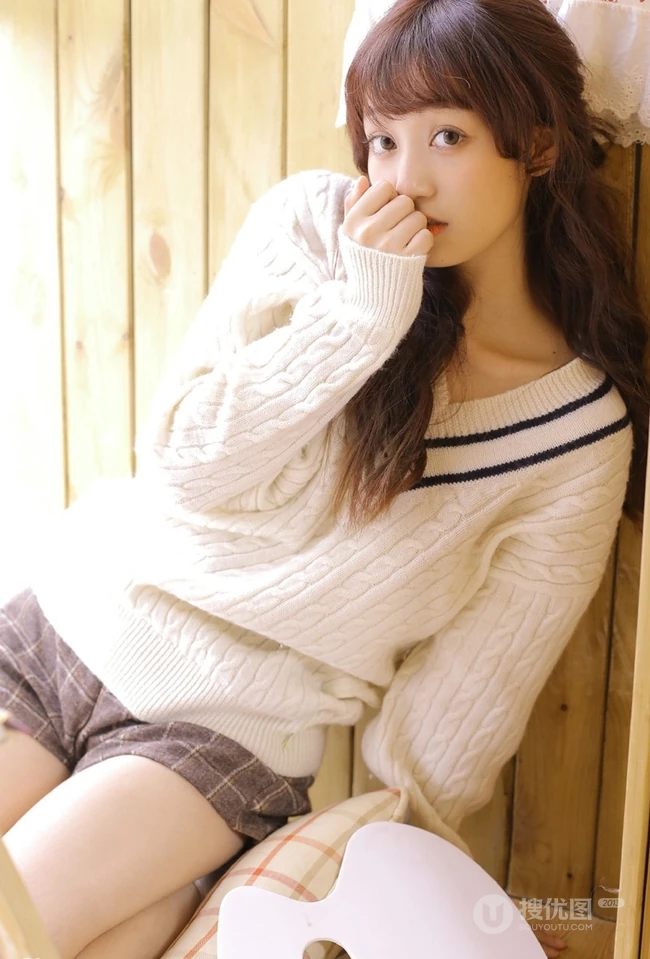 治愈系文艺女孩，闲来无事居家画画俏皮可爱写真图片