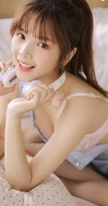 白皙线条少女，高扎马尾搭配肩带牛仔裤气质室内写真